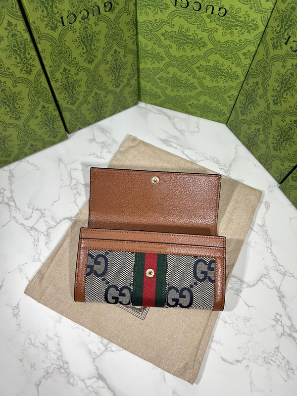 グッチ財布コピー着用イメージ